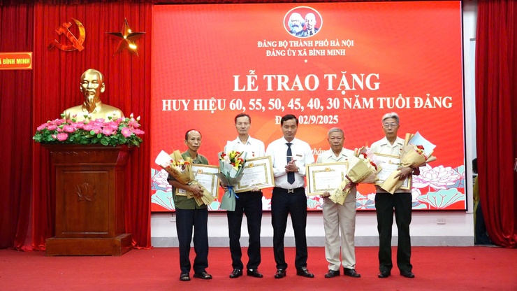 Xã Bình Minh: 42 đảng viên được trao tặng huy hiệu Đảng đợt 2/9/2025- Ảnh 6.