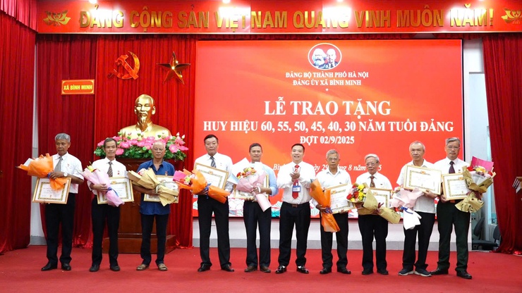 Xã Bình Minh: 42 đảng viên được trao tặng huy hiệu Đảng đợt 2/9/2025- Ảnh 8.