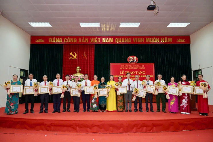 Đảng ủy phường Phú Lương trao tặng và truy tặng huy hiệu Đảng cho 27 đảng viên đợt 02/9/2025- Ảnh 1.