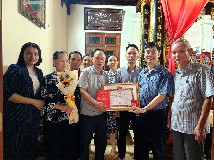 Đảng ủy phường Phú Lương trao tặng và truy tặng huy hiệu Đảng cho 27 đảng viên đợt 02/9/2025- Ảnh 3.
