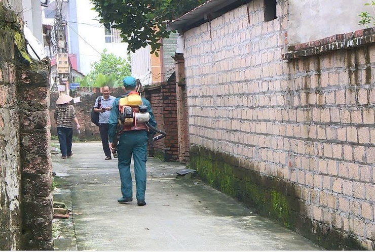 Xã Phúc Thọ phun hóa chất chủ động phòng, chống dịch sốt xuất huyết- Ảnh 3.