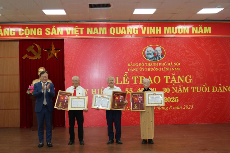 Đảng bộ phường Lĩnh Nam trang trọng tổ chức Lễ trao huy hiệu Đảng đợt 02/9/2025- Ảnh 2.