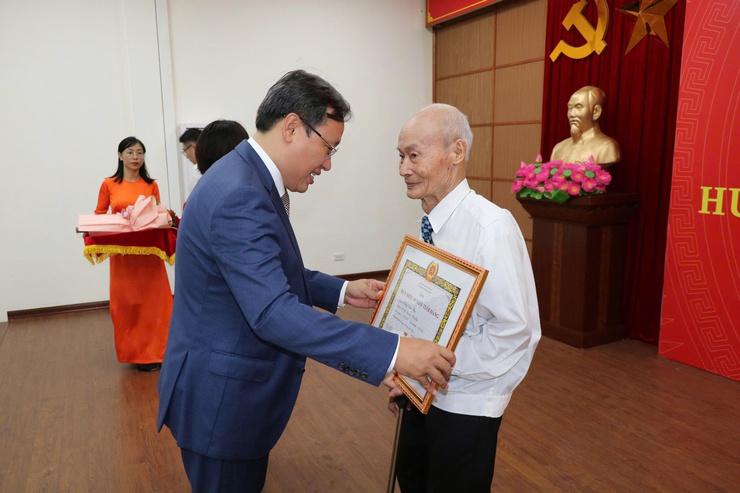 Đảng bộ phường Lĩnh Nam trang trọng tổ chức Lễ trao huy hiệu Đảng đợt 02/9/2025- Ảnh 3.