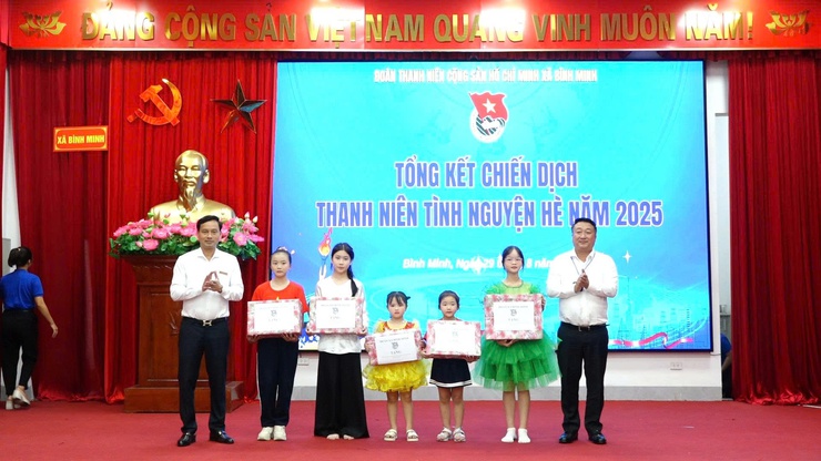 Đoàn TNCS Hồ Chí Minh xã Bình Minh tổ chức hội nghị tổng kết Chiến dịch Thanh niên tình nguyện hè 2025, Liên hoan tuyên truyền ca khúc măng non và trao giải cuộc thi vẽ tranh “Em yêu Hà Nội – Rạng rỡ Bình Minh”- Ảnh 3.