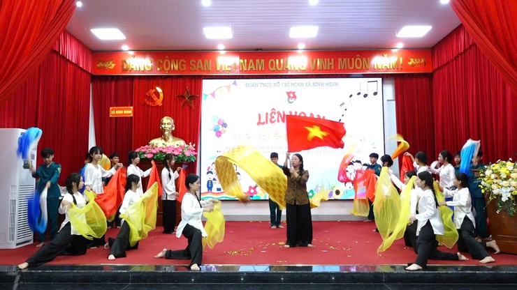 Đoàn TNCS Hồ Chí Minh xã Bình Minh tổ chức hội nghị tổng kết Chiến dịch Thanh niên tình nguyện hè 2025, Liên hoan tuyên truyền ca khúc măng non và trao giải cuộc thi vẽ tranh “Em yêu Hà Nội – Rạng rỡ Bình Minh”- Ảnh 6.