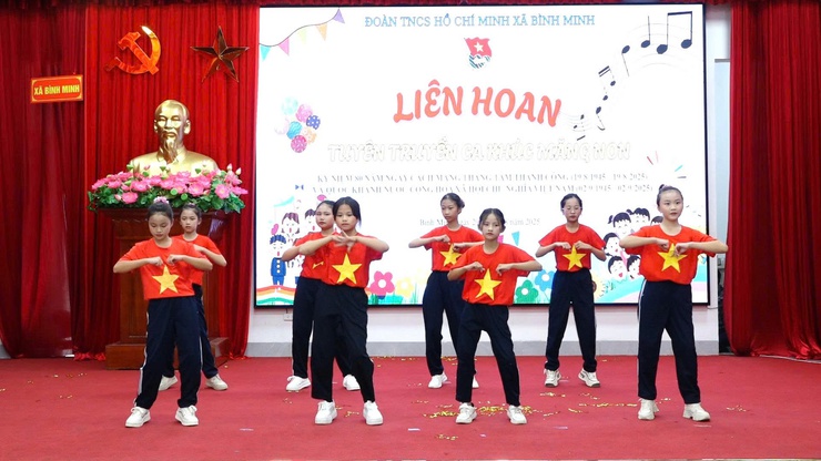 Đoàn TNCS Hồ Chí Minh xã Bình Minh tổ chức hội nghị tổng kết Chiến dịch Thanh niên tình nguyện hè 2025, Liên hoan tuyên truyền ca khúc măng non và trao giải cuộc thi vẽ tranh “Em yêu Hà Nội – Rạng rỡ Bình Minh”- Ảnh 7.