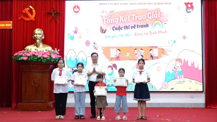Đoàn TNCS Hồ Chí Minh xã Bình Minh tổ chức hội nghị tổng kết Chiến dịch Thanh niên tình nguyện hè 2025, Liên hoan tuyên truyền ca khúc măng non và trao giải cuộc thi vẽ tranh “Em yêu Hà Nội – Rạng rỡ Bình Minh”- Ảnh 10.