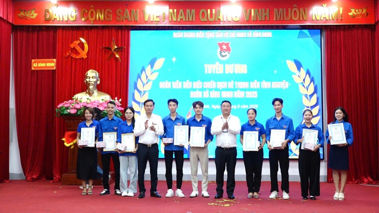 Đoàn TNCS Hồ Chí Minh xã Bình Minh tổ chức hội nghị tổng kết Chiến dịch Thanh niên tình nguyện hè 2025, Liên hoan tuyên truyền ca khúc măng non và trao giải cuộc thi vẽ tranh “Em yêu Hà Nội – Rạng rỡ Bình Minh”- Ảnh 14.
