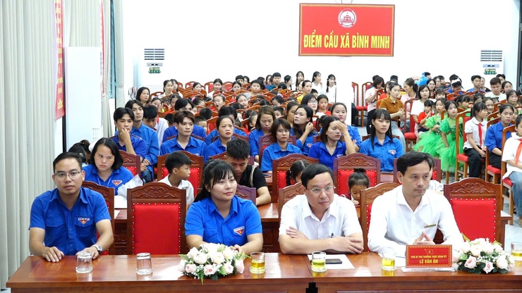 Đoàn TNCS Hồ Chí Minh xã Bình Minh tổ chức hội nghị tổng kết Chiến dịch Thanh niên tình nguyện hè 2025, Liên hoan tuyên truyền ca khúc măng non và trao giải cuộc thi vẽ tranh “Em yêu Hà Nội – Rạng rỡ Bình Minh”- Ảnh 2.