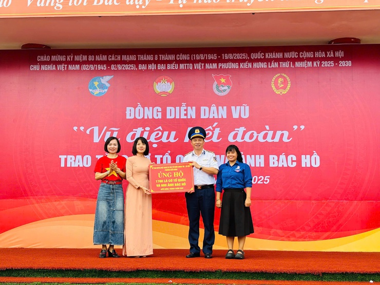 Ủy ban Mặt trận Tổ quốc Việt Nam phường Kiến Hưng tổ chức Chương trình Đồng diễn Dân vũ "Vũ điệu kết đoàn", trao tặng cờ Tổ quốc và ảnh Bác Hồ cho nhân dân vùng biên giới, hải đảo- Ảnh 2.