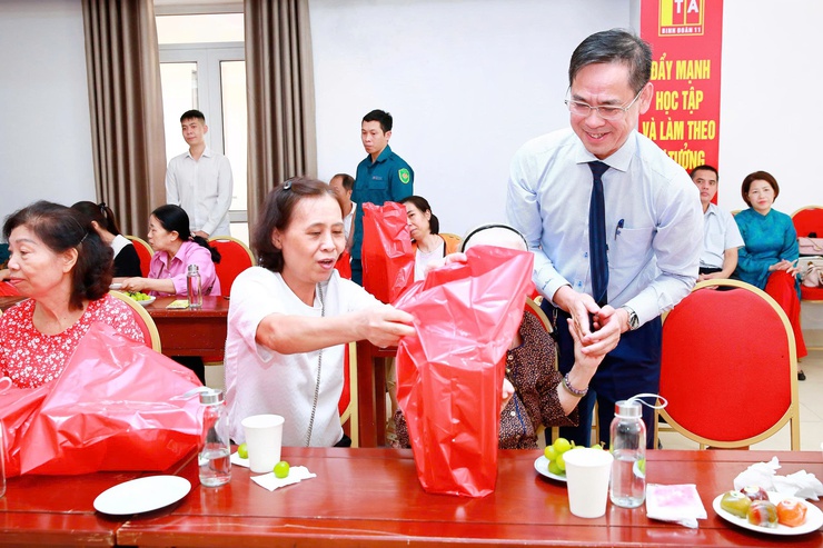 Phường Kim Liên: Hội nghị gặp mặt Người có công với cách mạng và đại diện thân nhân Liệt sĩ nhân dịp kỷ niệm 80 năm Quốc khánh 2/9- Ảnh 6.