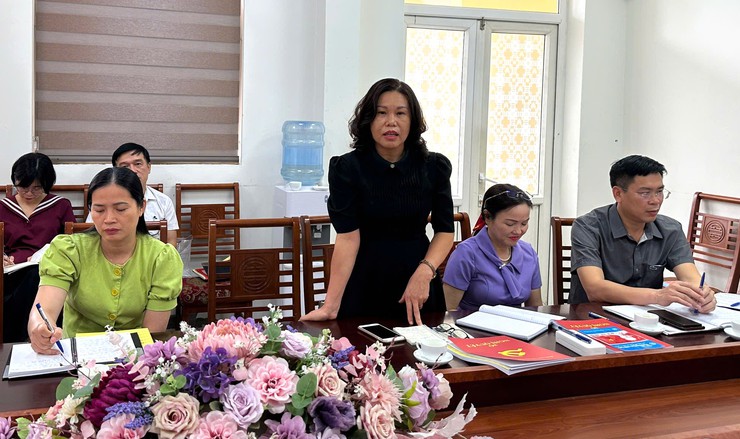 Đảng ủy xã Bát Tràng giao ban đánh giá kết quả thực hiện nhiệm vụ tháng 8, phương hướng, nhiệm vụ trọng tâm tháng 9 năm 2025 với các Chi bộ khối hành chính sự nghiệp, doanh nghiệp- Ảnh 2.