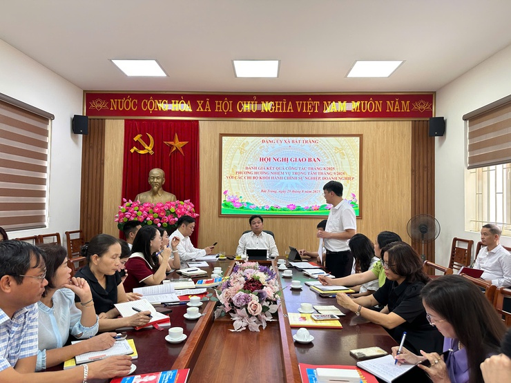 Đảng ủy xã Bát Tràng giao ban đánh giá kết quả thực hiện nhiệm vụ tháng 8, phương hướng, nhiệm vụ trọng tâm tháng 9 năm 2025 với các Chi bộ khối hành chính sự nghiệp, doanh nghiệp- Ảnh 1.