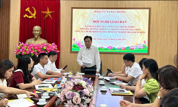 Đảng ủy xã Bát Tràng giao ban đánh giá kết quả thực hiện nhiệm vụ tháng 8, phương hướng, nhiệm vụ trọng tâm tháng 9 năm 2025 với các Chi bộ khối hành chính sự nghiệp, doanh nghiệp- Ảnh 3.