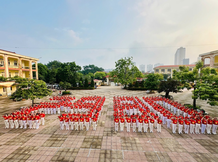 Ủy ban Mặt trận Tổ quốc Việt Nam phường Kiến Hưng tổ chức Chương trình Đồng diễn Dân vũ "Vũ điệu kết đoàn", trao tặng cờ Tổ quốc và ảnh Bác Hồ cho nhân dân vùng biên giới, hải đảo- Ảnh 3.