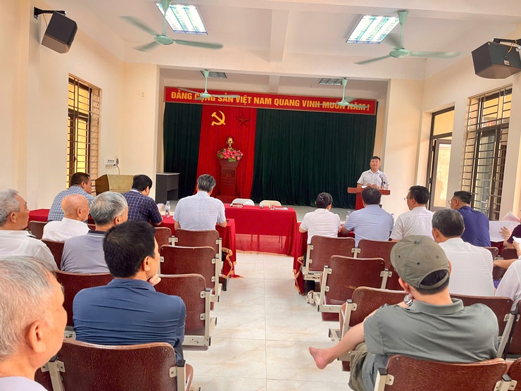 Đồng chí Bí thư Đảng ủy xã Vĩnh Thanh đã tham dự buổi sinh hoạt định kỳ cùng Chi bộ thôn Đông.- Ảnh 1.