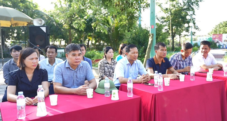 Xã Dương Hoà ra quân tổng vệ sinh môi trường - Ảnh 1.
