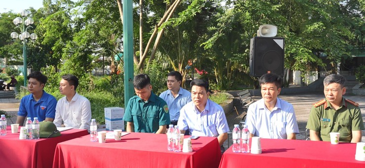 Xã Dương Hoà ra quân tổng vệ sinh môi trường - Ảnh 2.