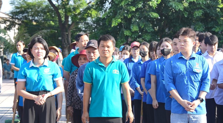 Xã Dương Hoà ra quân tổng vệ sinh môi trường - Ảnh 4.