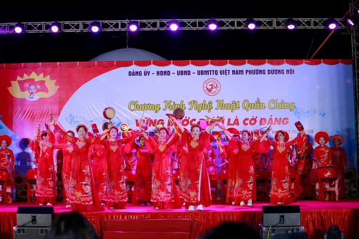 Sôi nổi, ấn tượng chương trình nghệ thuật chào mừng thành công Đại hội đại biểu Đảng bộ phường Dương Nội lần thứ I, nhiệm kỳ 2025-2030- Ảnh 4.