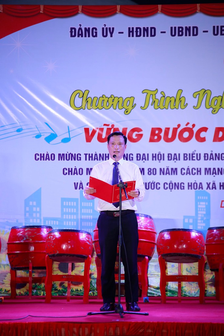 Sôi nổi, ấn tượng chương trình nghệ thuật chào mừng thành công Đại hội đại biểu Đảng bộ phường Dương Nội lần thứ I, nhiệm kỳ 2025-2030- Ảnh 2.