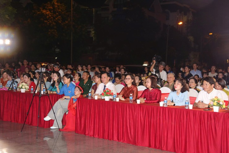 Sôi nổi, ấn tượng chương trình nghệ thuật chào mừng thành công Đại hội đại biểu Đảng bộ phường Dương Nội lần thứ I, nhiệm kỳ 2025-2030- Ảnh 1.