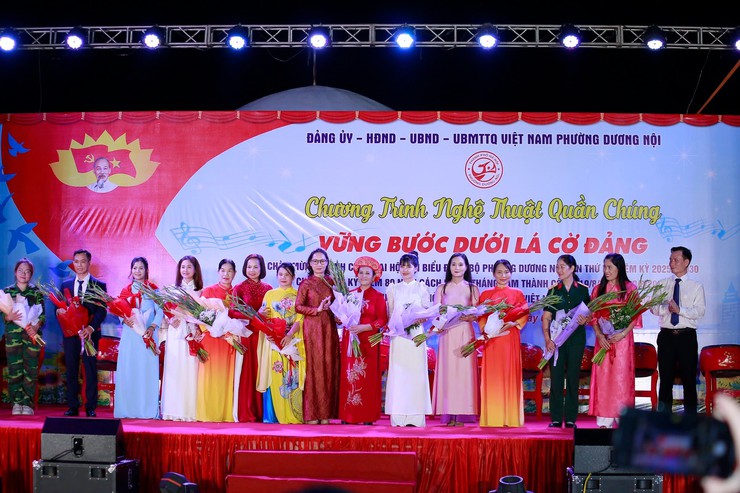 Sôi nổi, ấn tượng chương trình nghệ thuật chào mừng thành công Đại hội đại biểu Đảng bộ phường Dương Nội lần thứ I, nhiệm kỳ 2025-2030- Ảnh 3.