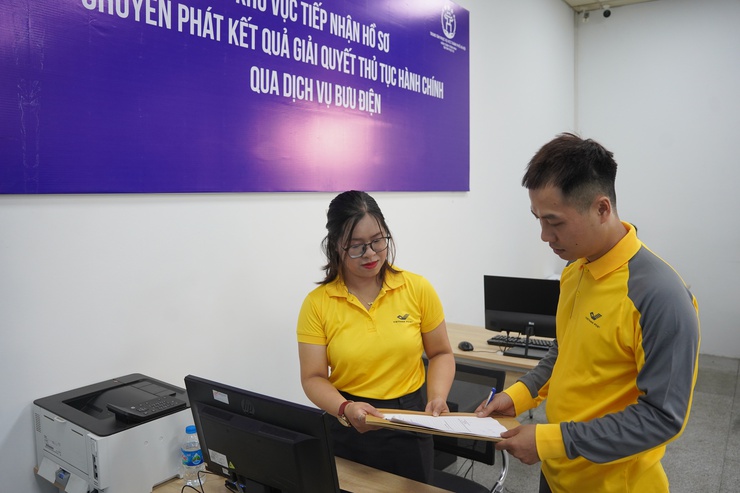 Khai trương dịch vụ chuyển phát hồ sơ đến ngân hàng cho nhóm TTHC trong lĩnh vực đăng ký biện pháp bảo đảm bằng quyền sử dụng đất và tài sản gắn liền với đất và mang Giấy chứng nhận quyền sử dụng đất đến tay người dân- Ảnh 2.