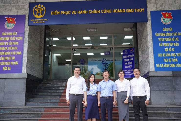Khai trương dịch vụ chuyển phát hồ sơ đến ngân hàng cho nhóm TTHC trong lĩnh vực đăng ký biện pháp bảo đảm bằng quyền sử dụng đất và tài sản gắn liền với đất và mang Giấy chứng nhận quyền sử dụng đất đến tay người dân- Ảnh 1.