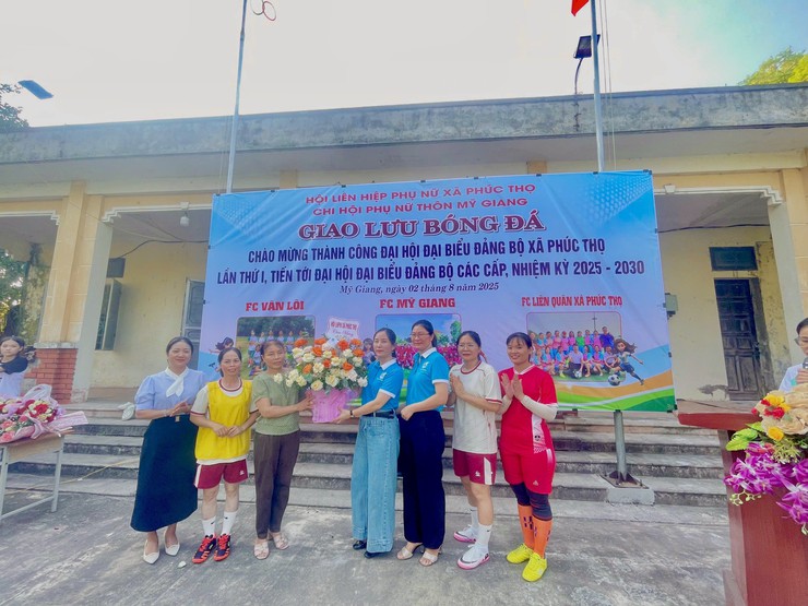 Sôi nổi giao lưu bóng đá nữ chào mừng thành công Đại hội Đảng bộ xã Phúc Thọ lần thứ I- Ảnh 1.
