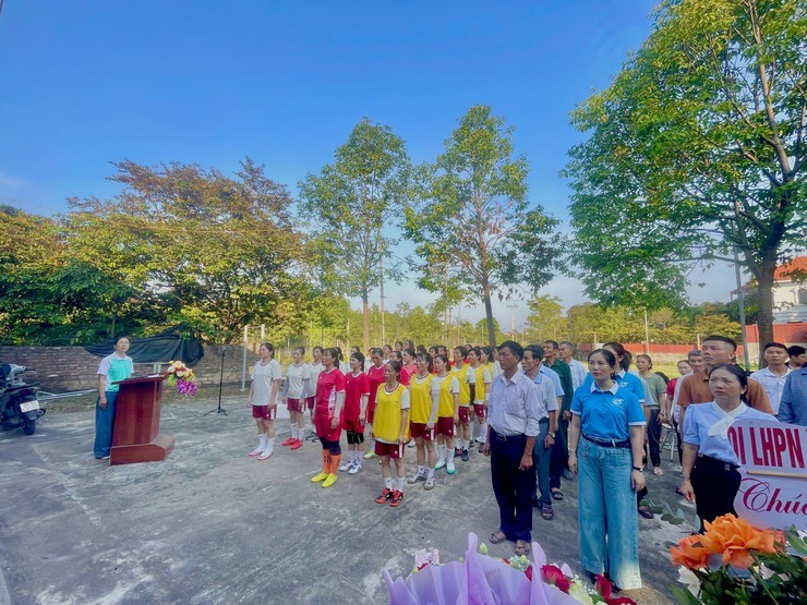 Sôi nổi giao lưu bóng đá nữ chào mừng thành công Đại hội Đảng bộ xã Phúc Thọ lần thứ I- Ảnh 2.