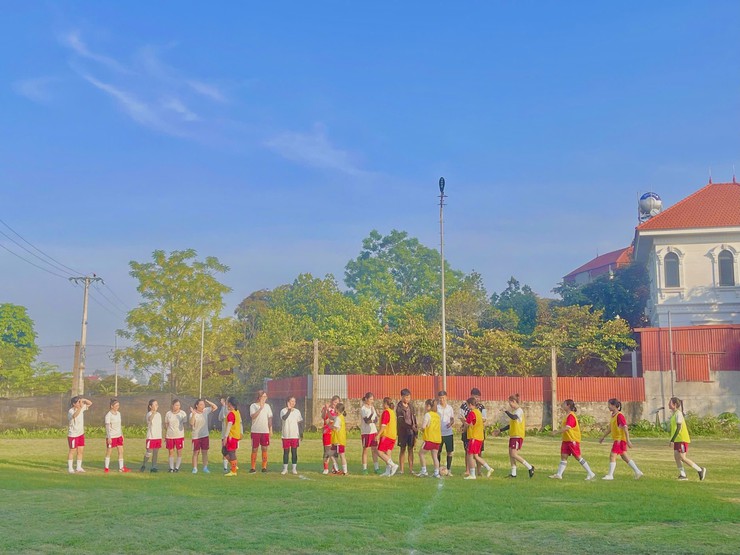 Sôi nổi giao lưu bóng đá nữ chào mừng thành công Đại hội Đảng bộ xã Phúc Thọ lần thứ I- Ảnh 3.