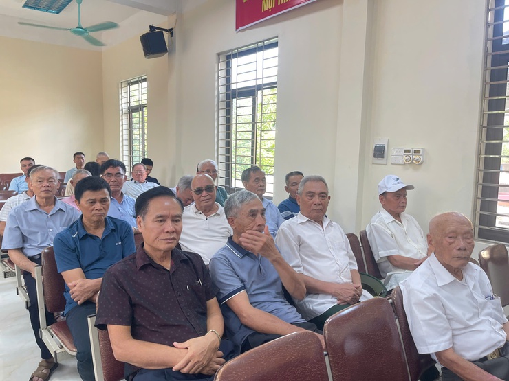 Đồng chí Bí thư Đảng ủy xã Vĩnh Thanh đã tham dự buổi sinh hoạt định kỳ cùng Chi bộ thôn Đông.- Ảnh 4.
