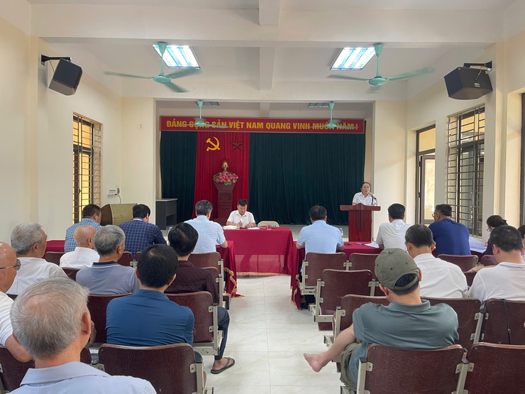 Đồng chí Bí thư Đảng ủy xã Vĩnh Thanh đã tham dự buổi sinh hoạt định kỳ cùng Chi bộ thôn Đông.- Ảnh 3.