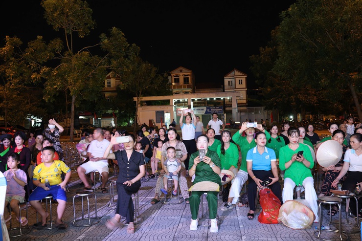 Sôi nổi đêm giao lưu văn nghệ quần chúng chào mừng Đại hội đại biểu Đảng bộ xã Tiến Thắng lần thứ I, nhiệm kỳ 2025 – 2030- Ảnh 11.