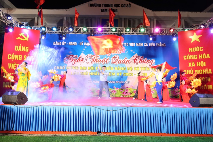 Sôi nổi đêm giao lưu văn nghệ quần chúng chào mừng Đại hội đại biểu Đảng bộ xã Tiến Thắng lần thứ I, nhiệm kỳ 2025 – 2030- Ảnh 4.