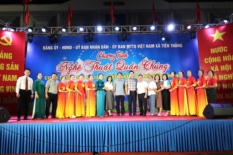 Sôi nổi đêm giao lưu văn nghệ quần chúng chào mừng Đại hội đại biểu Đảng bộ xã Tiến Thắng lần thứ I, nhiệm kỳ 2025 – 2030- Ảnh 6.