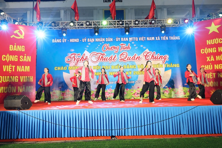 Sôi nổi đêm giao lưu văn nghệ quần chúng chào mừng Đại hội đại biểu Đảng bộ xã Tiến Thắng lần thứ I, nhiệm kỳ 2025 – 2030- Ảnh 5.