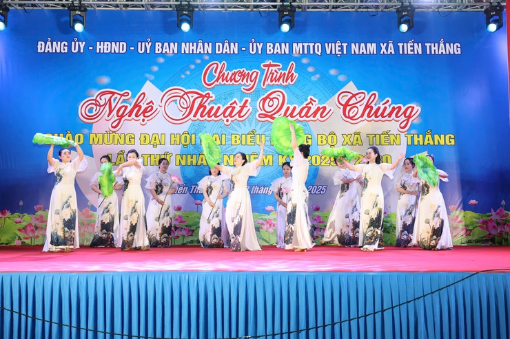 Sôi nổi đêm giao lưu văn nghệ quần chúng chào mừng Đại hội đại biểu Đảng bộ xã Tiến Thắng lần thứ I, nhiệm kỳ 2025 – 2030- Ảnh 2.
