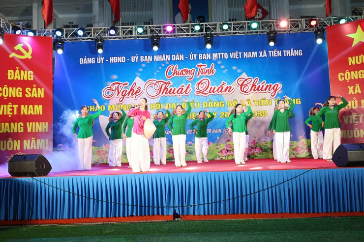 Sôi nổi đêm giao lưu văn nghệ quần chúng chào mừng Đại hội đại biểu Đảng bộ xã Tiến Thắng lần thứ I, nhiệm kỳ 2025 – 2030- Ảnh 8.