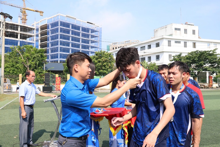 Đội bóng Làng Văn xuất sắc giành chức vô địch Giải bóng đá thanh niên xã Tiến Thắng- Ảnh 5.