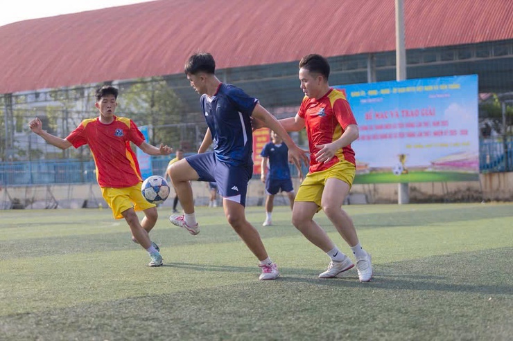 Đội bóng Làng Văn xuất sắc giành chức vô địch Giải bóng đá thanh niên xã Tiến Thắng- Ảnh 2.