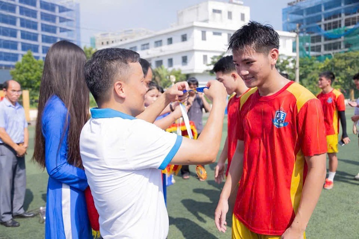 Đội bóng Làng Văn xuất sắc giành chức vô địch Giải bóng đá thanh niên xã Tiến Thắng- Ảnh 4.