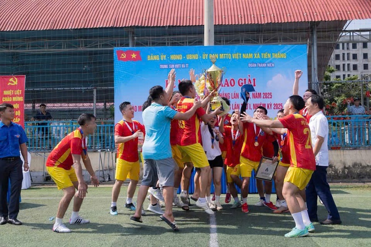 Đội bóng Làng Văn xuất sắc giành chức vô địch Giải bóng đá thanh niên xã Tiến Thắng- Ảnh 7.