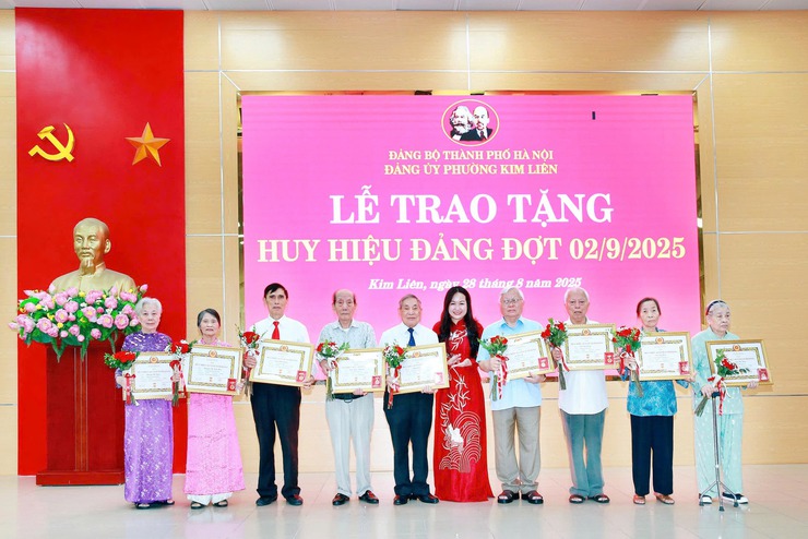 Đảng bộ phường Kim Liên có 202 đồng chí nhận Huy hiệu Đảng đợt 2-9- Ảnh 4.