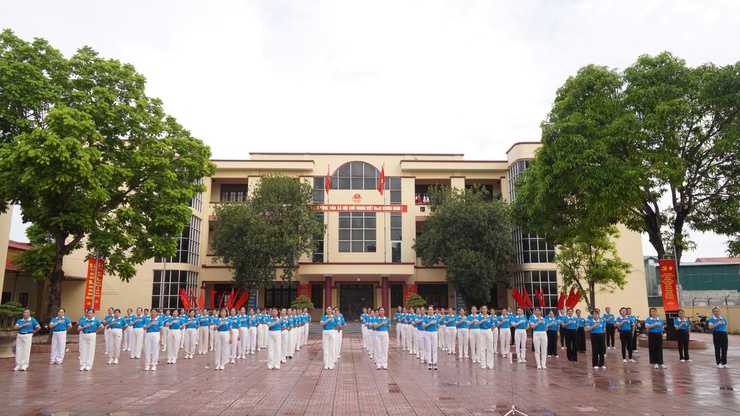 Hội LHPN xã Tây Phương tổ chức đồng diễn dân vũ chào mừng kỷ niệm 80 năm Cách mạng Tháng Tám và Quốc khánh 2/9- Ảnh 2.