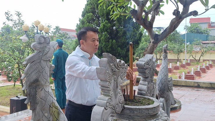 Xã Hát Môn tổ chức các Đoàn thăm, viếng nghĩa trang Liệt sĩ nhân kỷ niệm 80 năm Quốc khánh nước Cộng hòa xã hội chủ nghĩa Việt Nam- Ảnh 1.