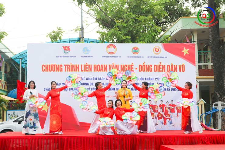 UB MTTQ và  các tổ chức chính trị - xã hội xã  Quốc Oai tổ chức phối hợp tổ chức Chương trình liên hoan văn nghệ quần chúng và Đồng diễn Dân vũ với chủ đề “ Phụ nữ Quốc Oai khoẻ đẹp – duyên dáng” năm 2025- Ảnh 8.