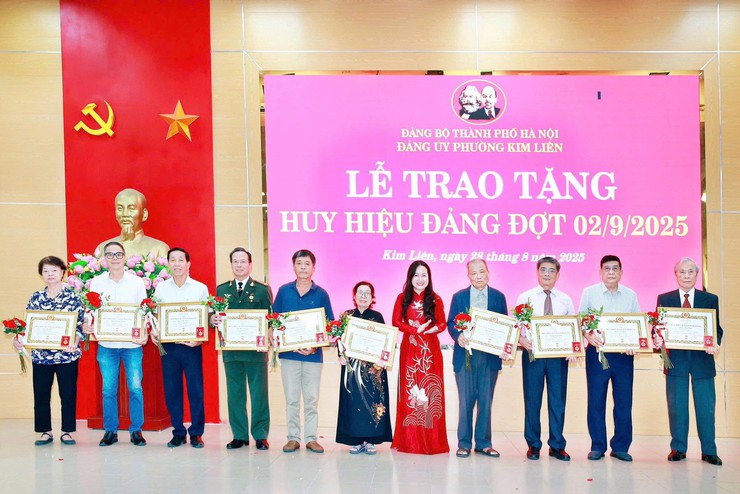 Đảng bộ phường Kim Liên có 202 đồng chí nhận Huy hiệu Đảng đợt 2-9- Ảnh 13.
