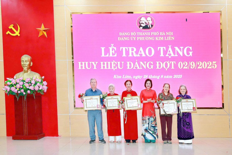 Đảng bộ phường Kim Liên có 202 đồng chí nhận Huy hiệu Đảng đợt 2-9- Ảnh 14.